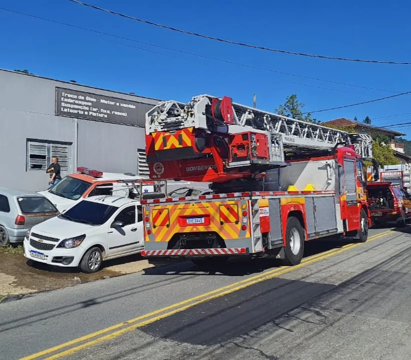 Incêndio atinge oficina mecânica e depósito de pneus em Blumenau