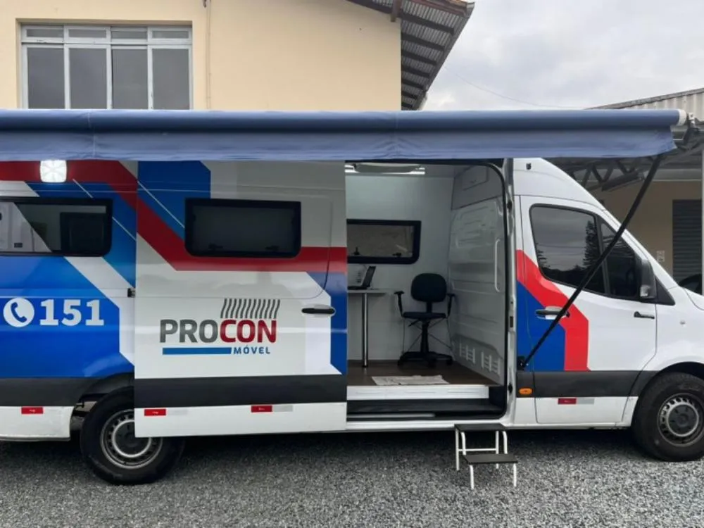 Procon Móvel atende consumidores no bairro Velha Central, em Blumenau, nesta quarta-feira