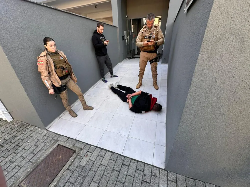 Vídeo: Moradores impedem homem de fugir após tentativa de furto em condomínio no bairro Tribess, em Blumenau