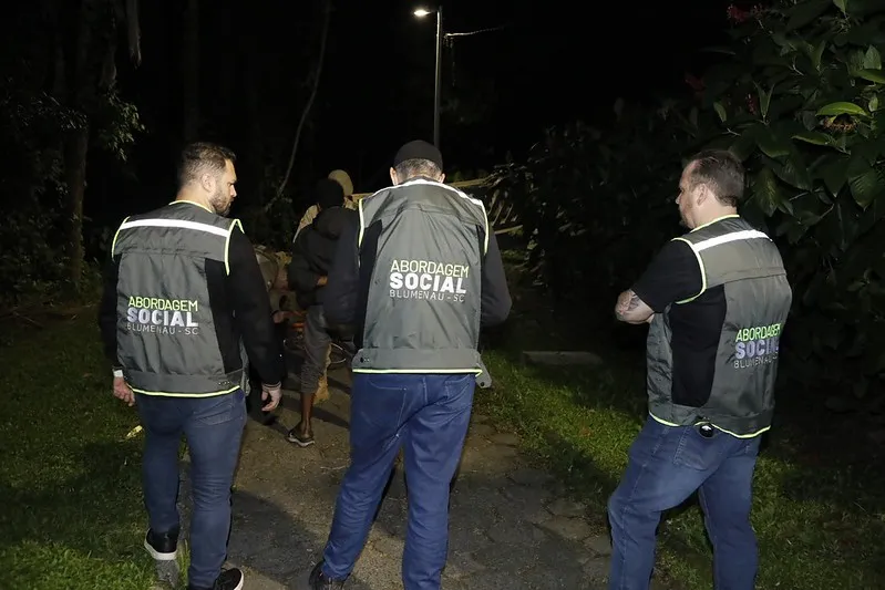 Prefeitura realiza operação noturna e encaminha nove pessoas em situação de rua para acolhimento em Blumenau