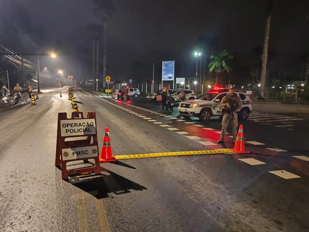 Operação policial no bairro Garcia resulta em multas, veículos removidos e apreensão de arma falsa