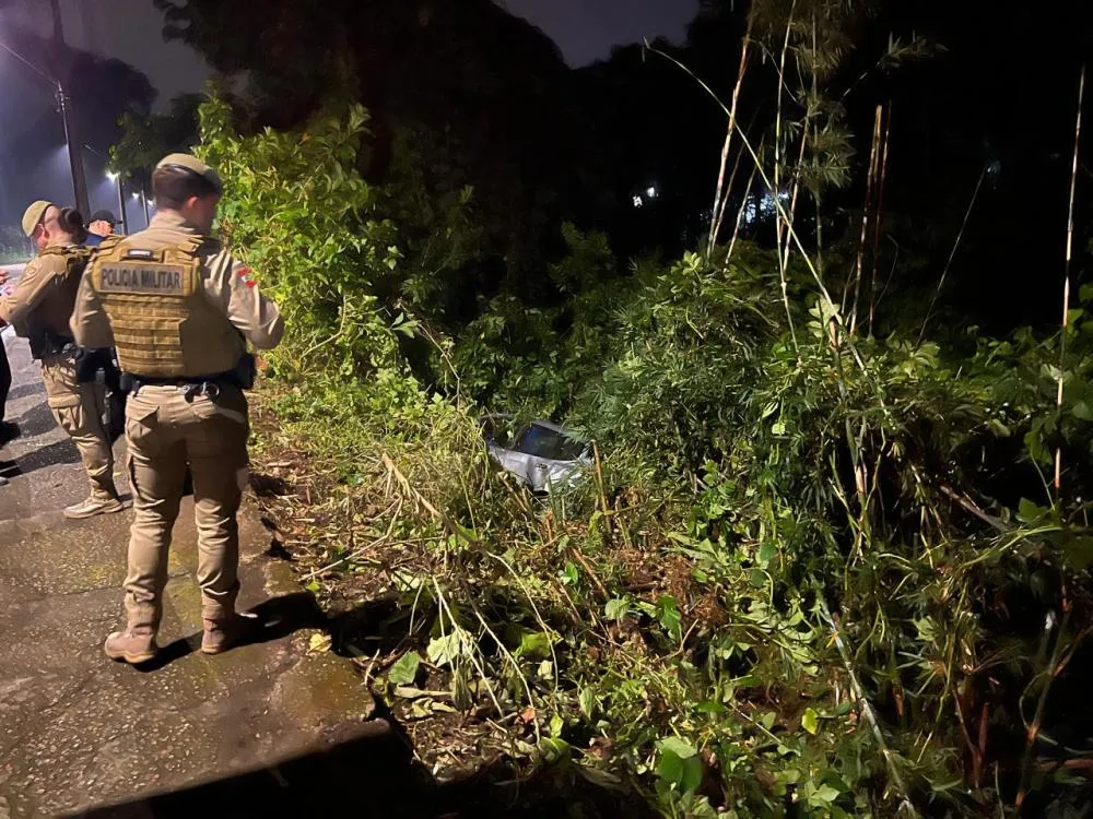 Motorista fica ferido após carro sair da pista em Blumenau