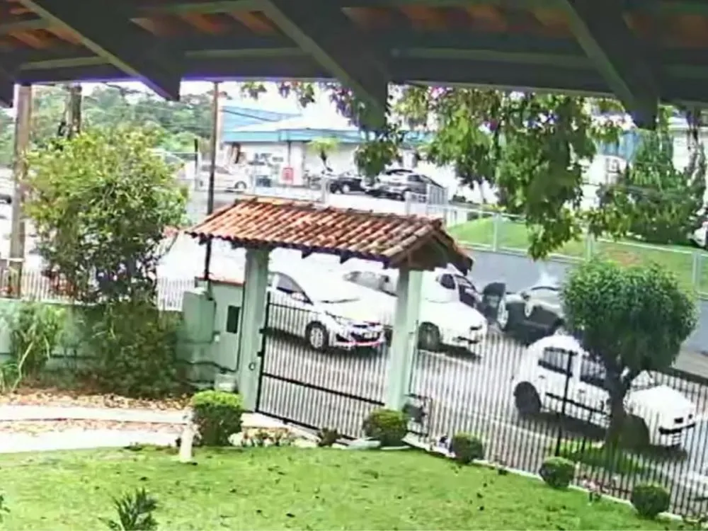 Vídeo: Homem fica ferido após acidente entre três carros na Rua Bahia, em Blumenau