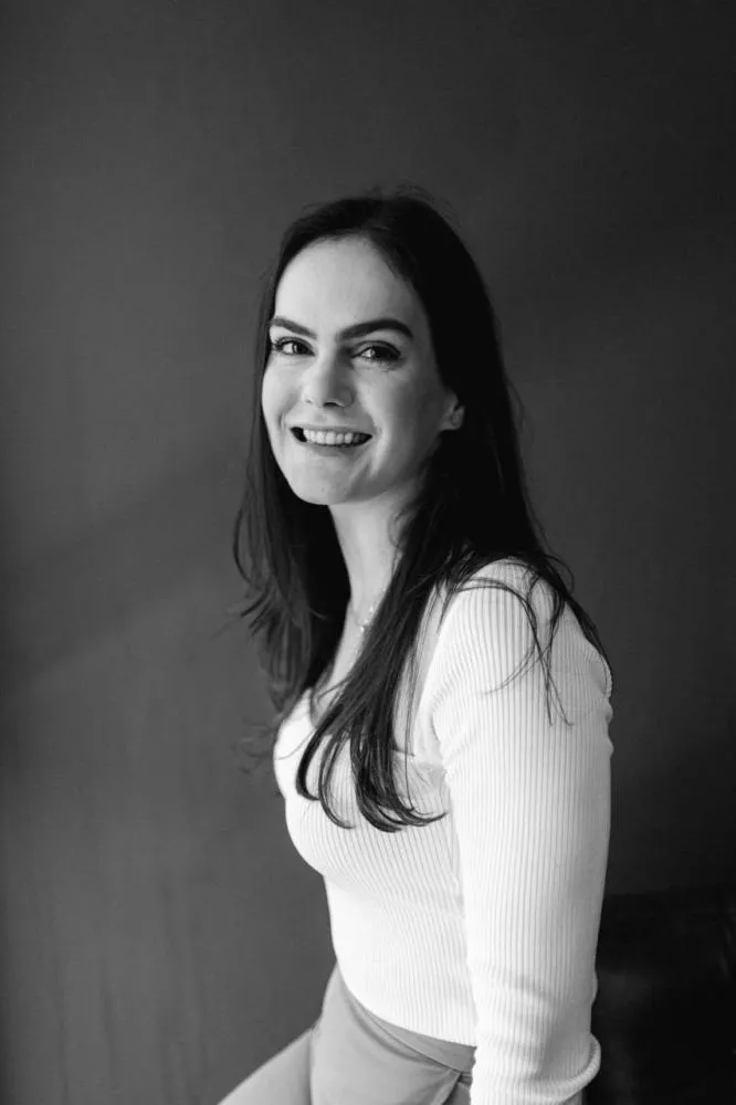 Isabela Tafner Stollmeier constrói sua trajetória com tempo, intenção e coragem para permanecer fiel à própria essência