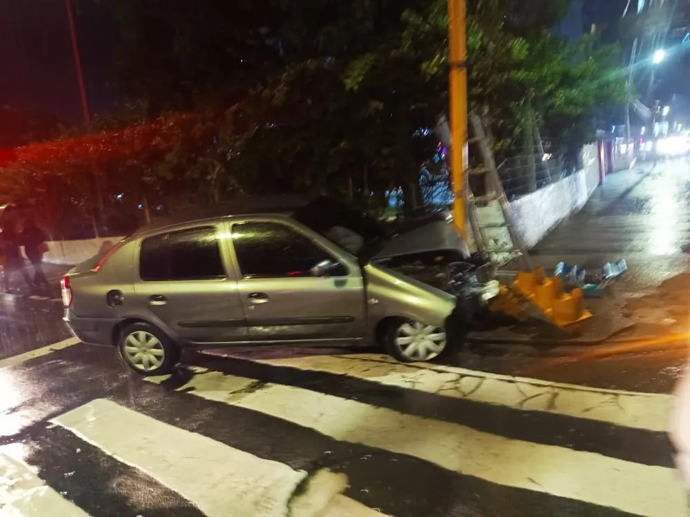Motorista fica ferido após acidente entre carros e colisão contra semáforo em Blumenau