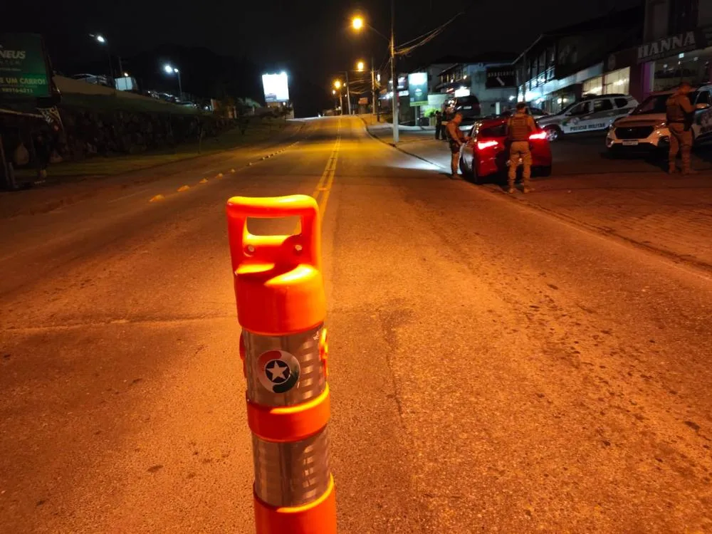 Operação de trânsito na Região Norte de Blumenau resulta em dez autuações e dois veículos removidos