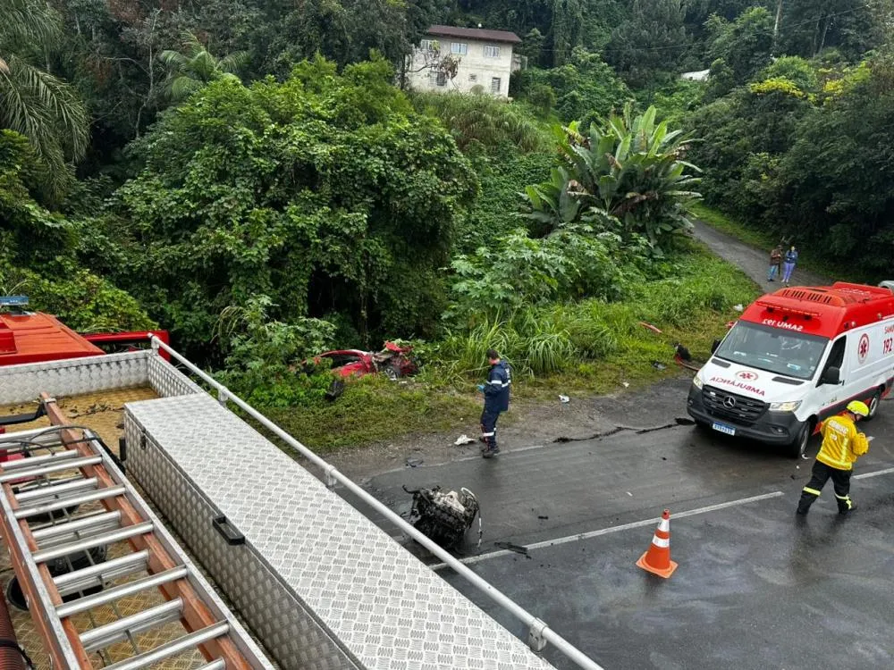 Acidente entre carro e caminhão deixa dois jovens feridos na BR-470, em Rio do Sul