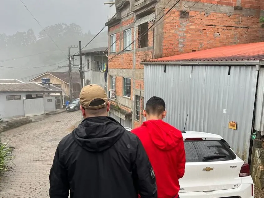 Polícia Civil prende jovem e apreende adolescentes por homicídio no Morro da Edith, em Blumenau