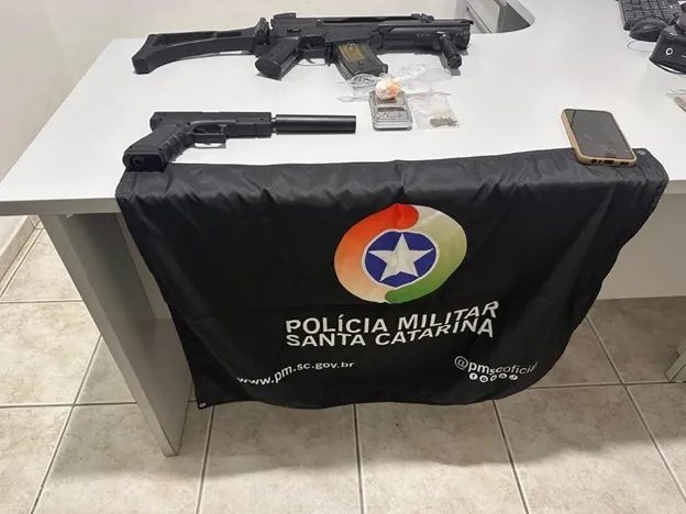 Homem tenta fugir de bicicleta ao ver a PM e é preso com cocaína no Centro de Pomerode