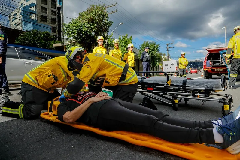 Simulado de acidente mobiliza equipes de emergência na Rua 7 de Setembro durante o Maio Amarelo
