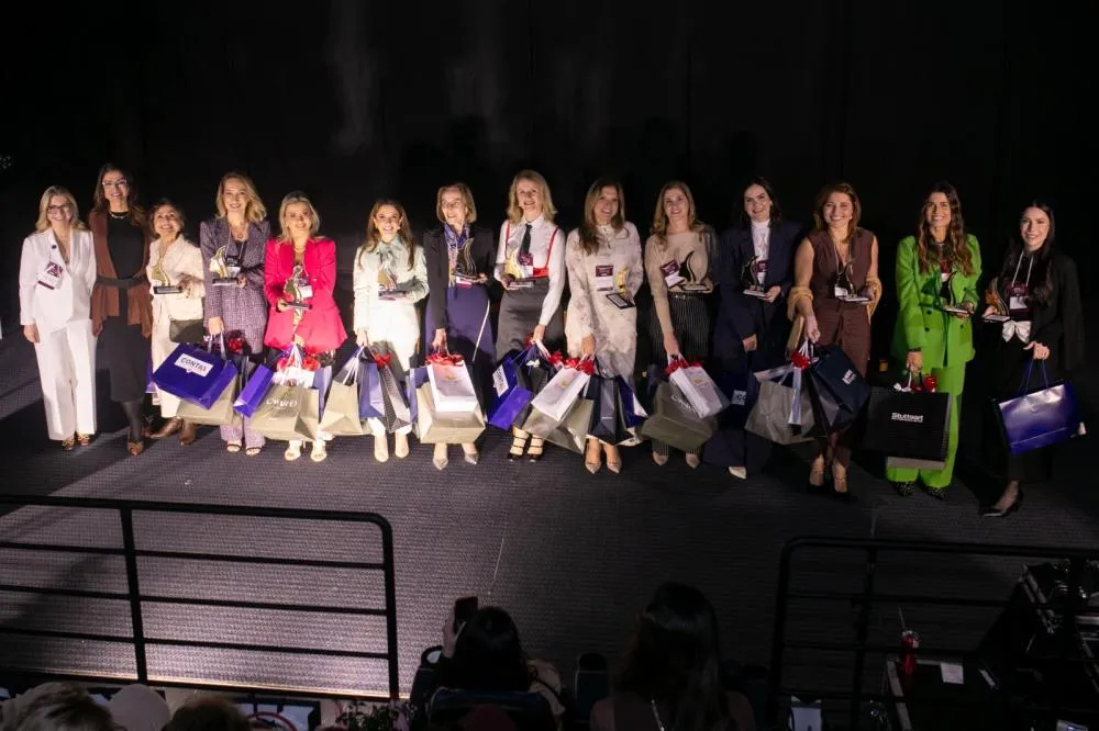 Com o tema “Legado em Movimento”, o evento realizado no Norte Shopping reuniu empreendedoras, líderes e profissionais do Vale do Itajaí em uma manhã de palestras, homenagens e conexões. Divulgação