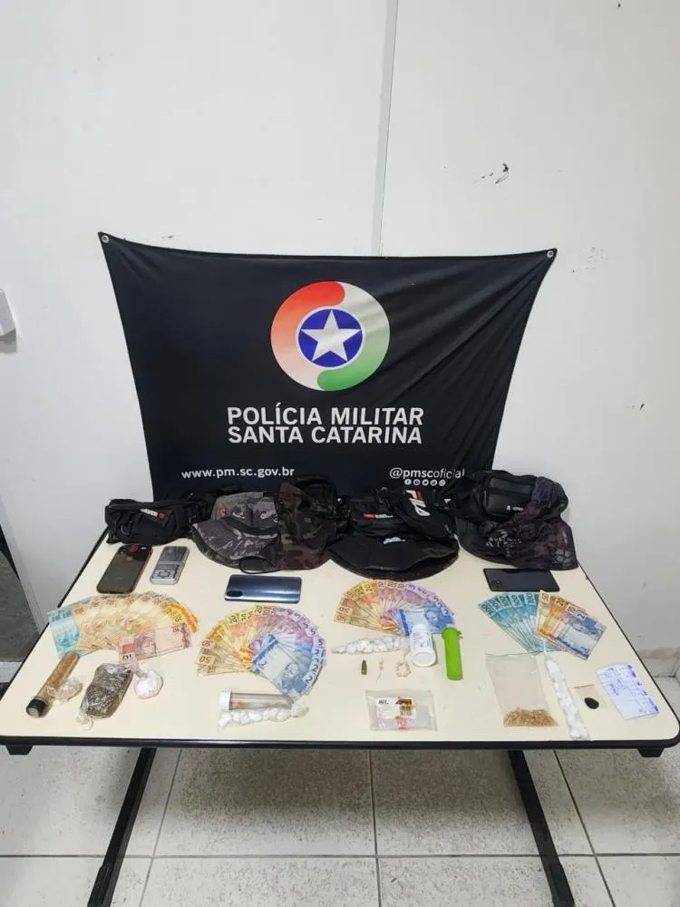 Quatro homens encapuzados são presos vendendo drogas no bairro Passo Manso, em Blumenau
