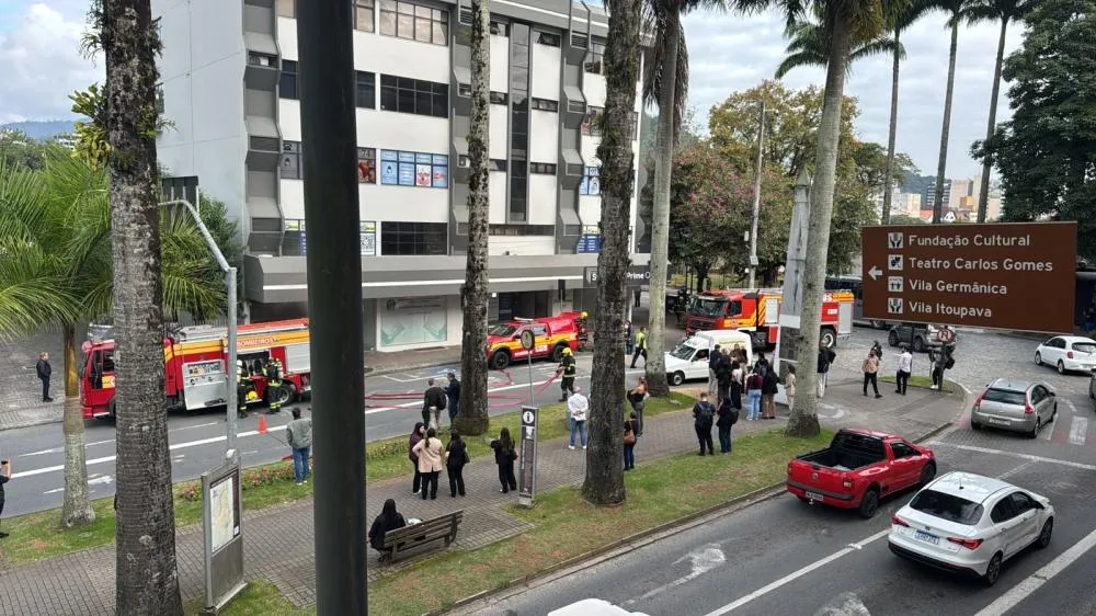 Incêndio em garagem de prédio mobiliza bombeiros e provoca evacuação em Blumenau