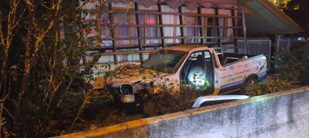 Motorista fica ferido após carro despencar de barranco e atingir residência em Rio do Sul