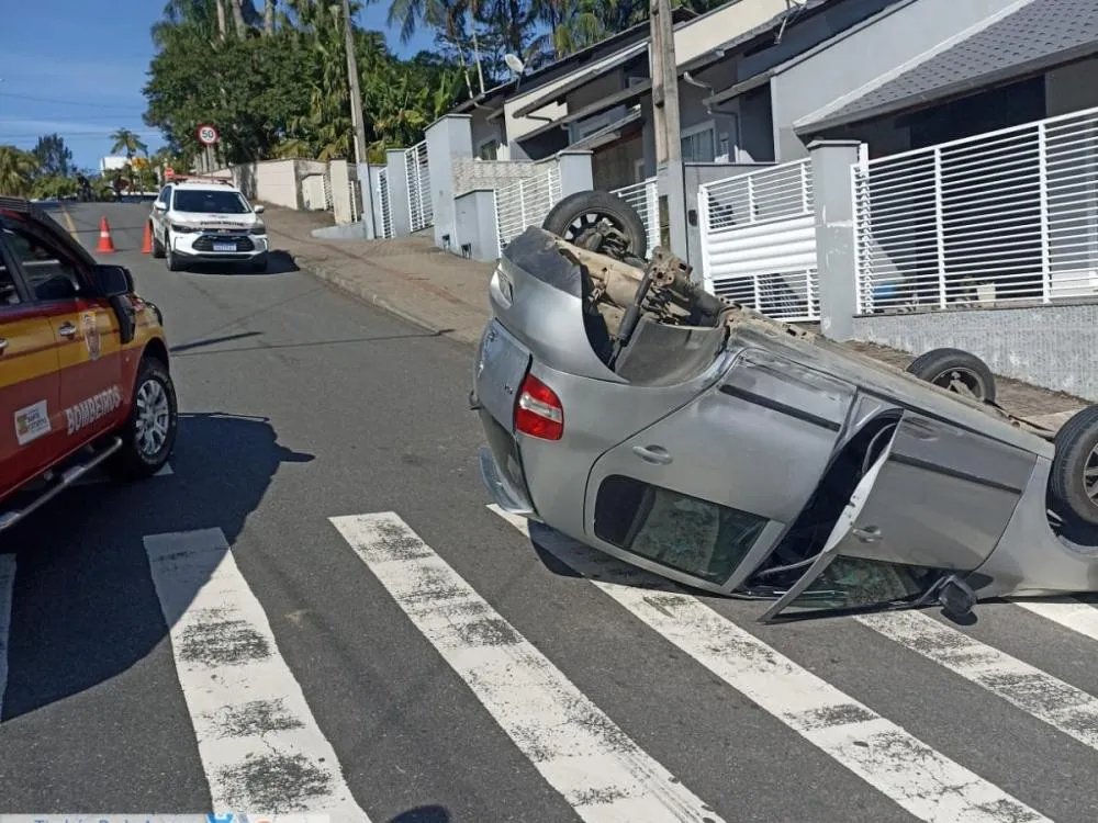 Batida entre dois carros provoca capotamento e mobiliza bombeiros em Timbó