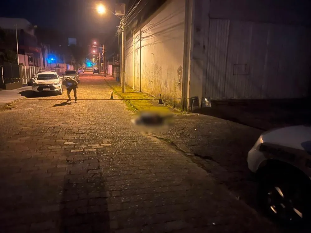 Jovem é encontrado morto com tiros no rosto no bairro Vorstadt; três suspeitos são detidos