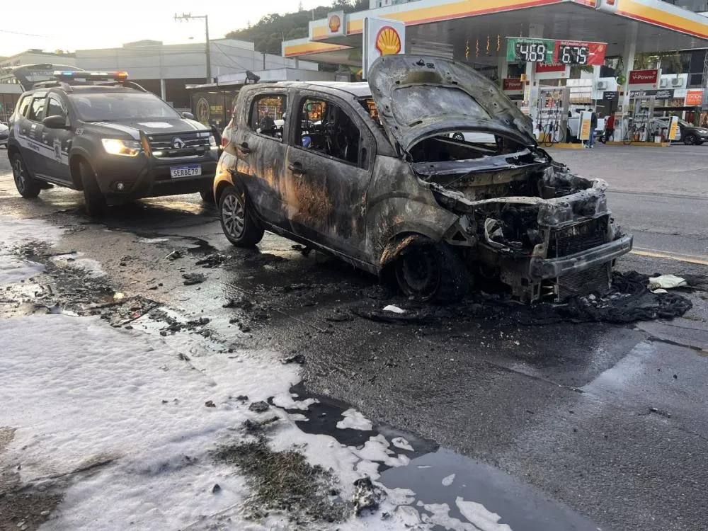 Vídeo: Fiat Mobi fica destruído após incêndio no motor e mobiliza bombeiros em Blumenau