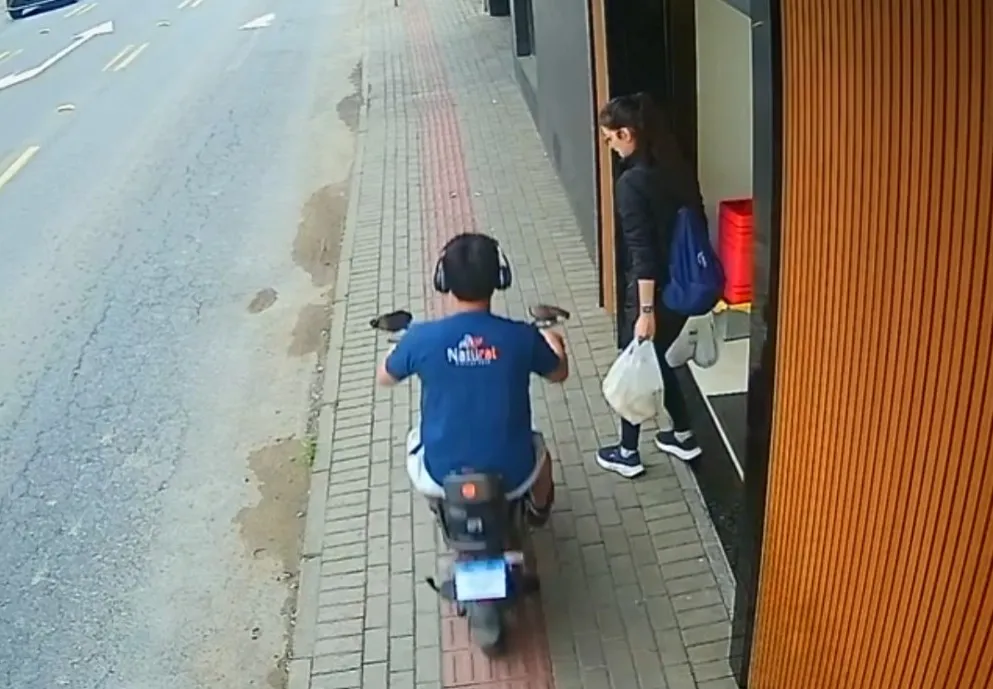 Vídeo: Mulher para por reflexo e escapa de atropelamento por veículo autopropelido em Blumenau