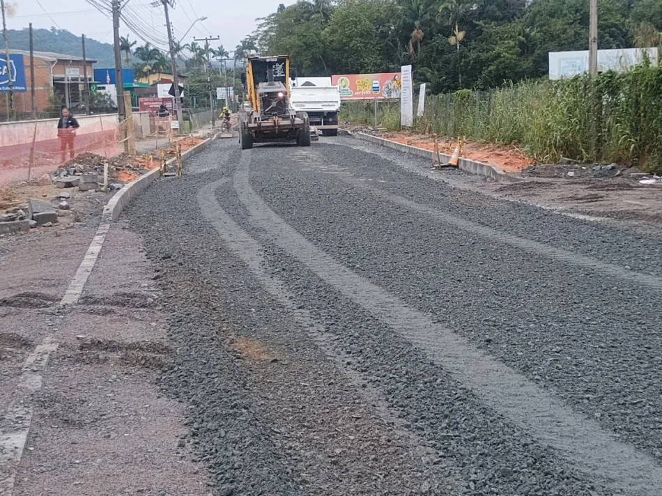Obras avançam e Rua Guilherme Scharf, em Blumenau, se prepara para receber asfalto