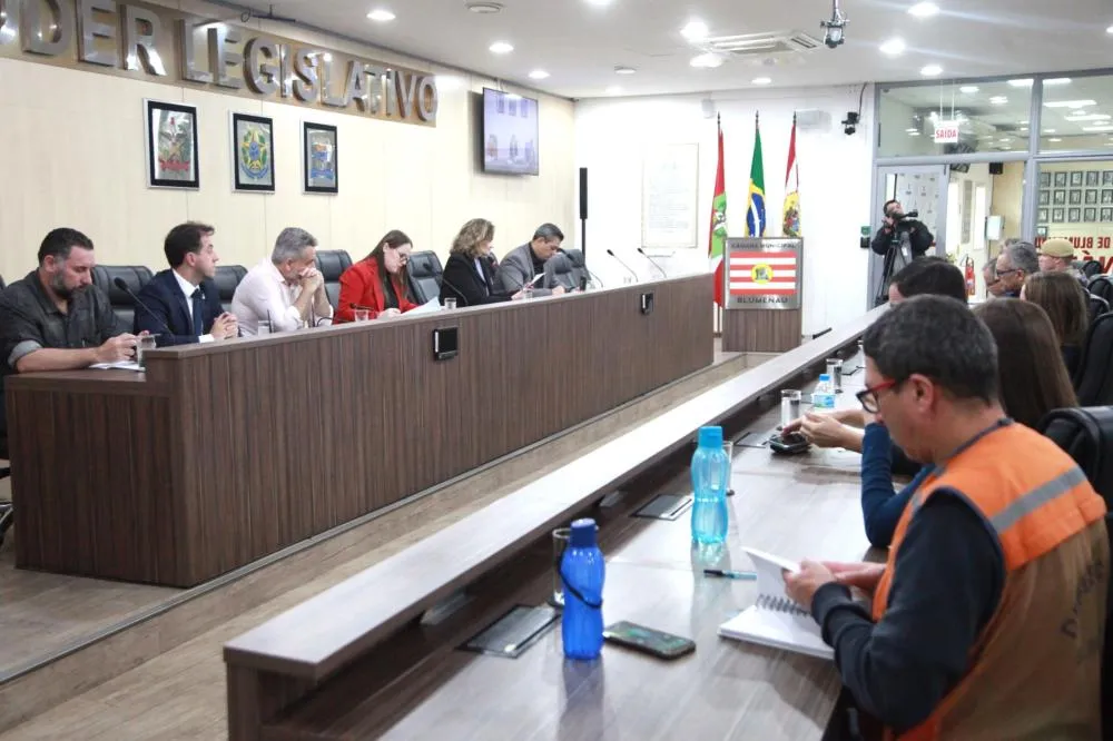 Reunião na Câmara expõe preocupação de vereadores com novo modelo de segurança escolar em Blumenau