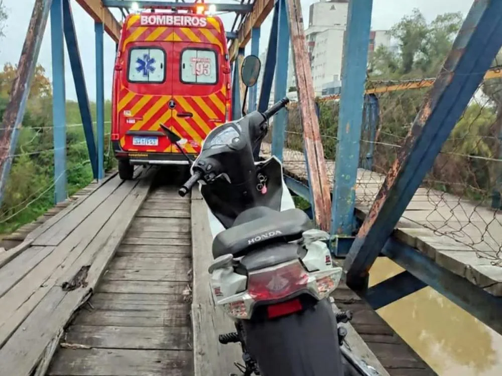 Motociclista de 24 anos fica ferida após queda na ponte pênsil, em Rio do Sul