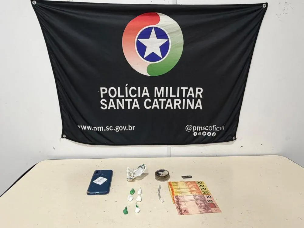 Adolescente de 17 anos é apreendido com drogas no Centro de Blumenau após denúncia