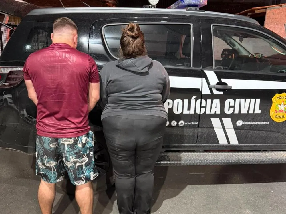 Casal é preso com 1 kg de cocaína e porções embaladas para venda em Indaial