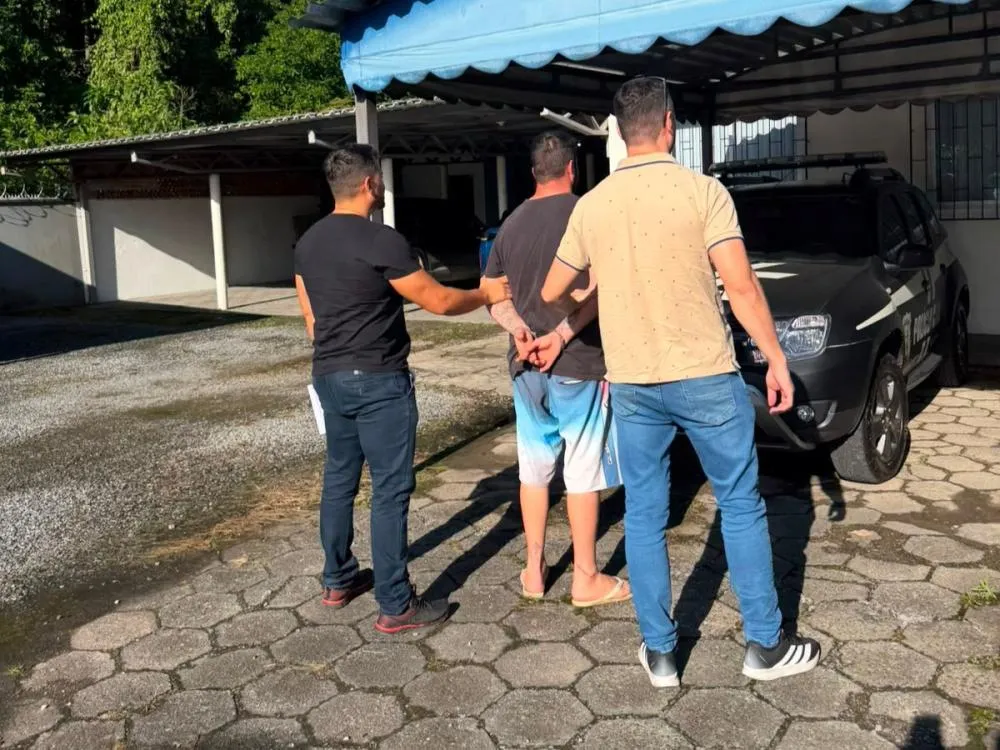 Polícia Civil cumpre mandado e prende condenado por estupro em Indaial