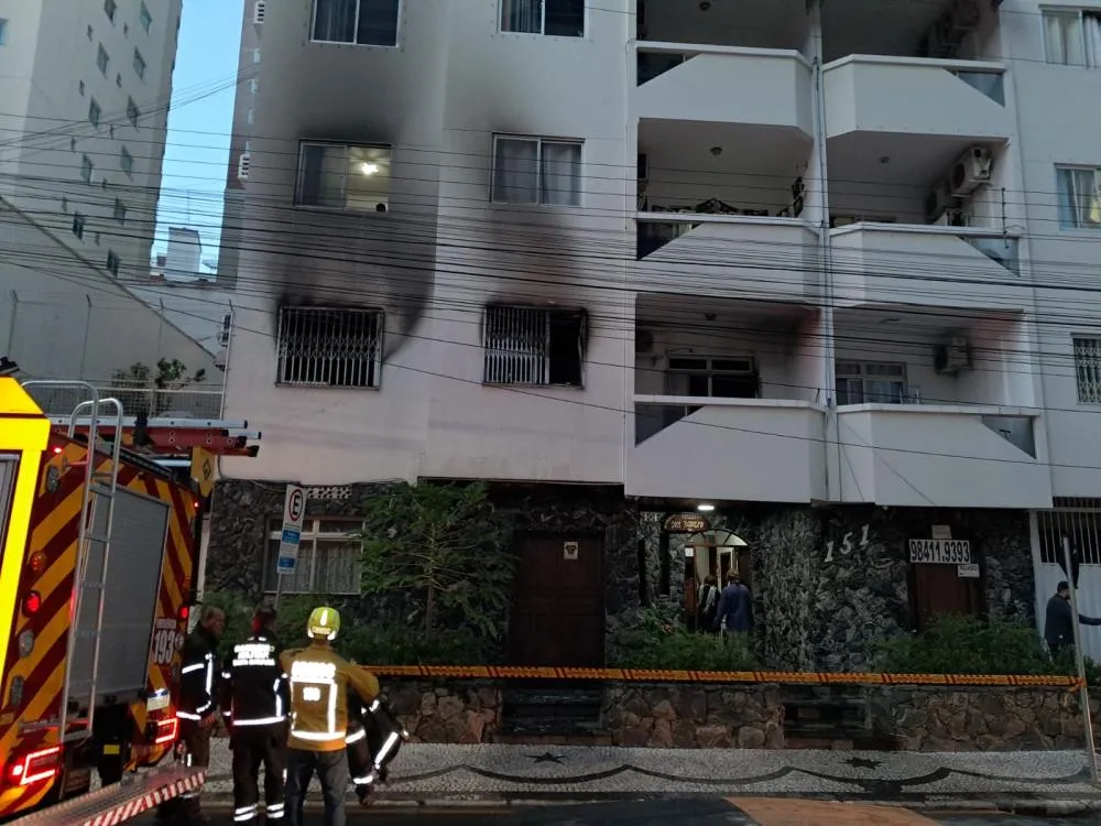 Morador é resgatado durante incêndio em prédio em Balneário Camboriú
