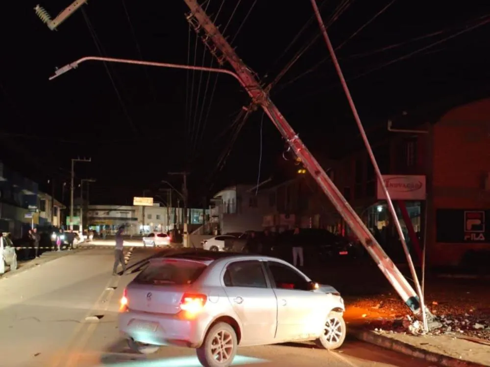 Carro bate contra poste, é abandonado e encontrado vazio no Alto Vale
