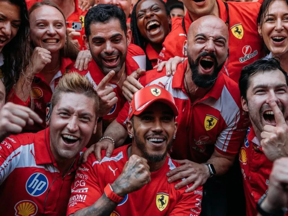 Lewis Hamilton desencanta e vence pela primeira vez com a Ferrari