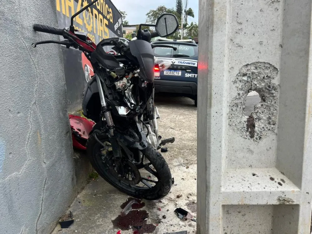 Motociclista morre após colidir contra poste na Rua Progresso, em Blumenau