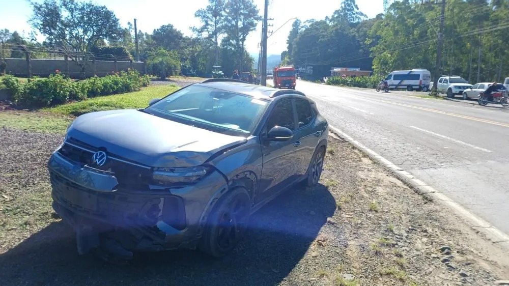 Batida entre carro e moto deixa motociclista ferido na SC-422, em Taió