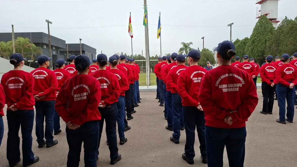 Mais de 600 alunos iniciam curso de formação para atuar no Corpo de Bombeiros de SC