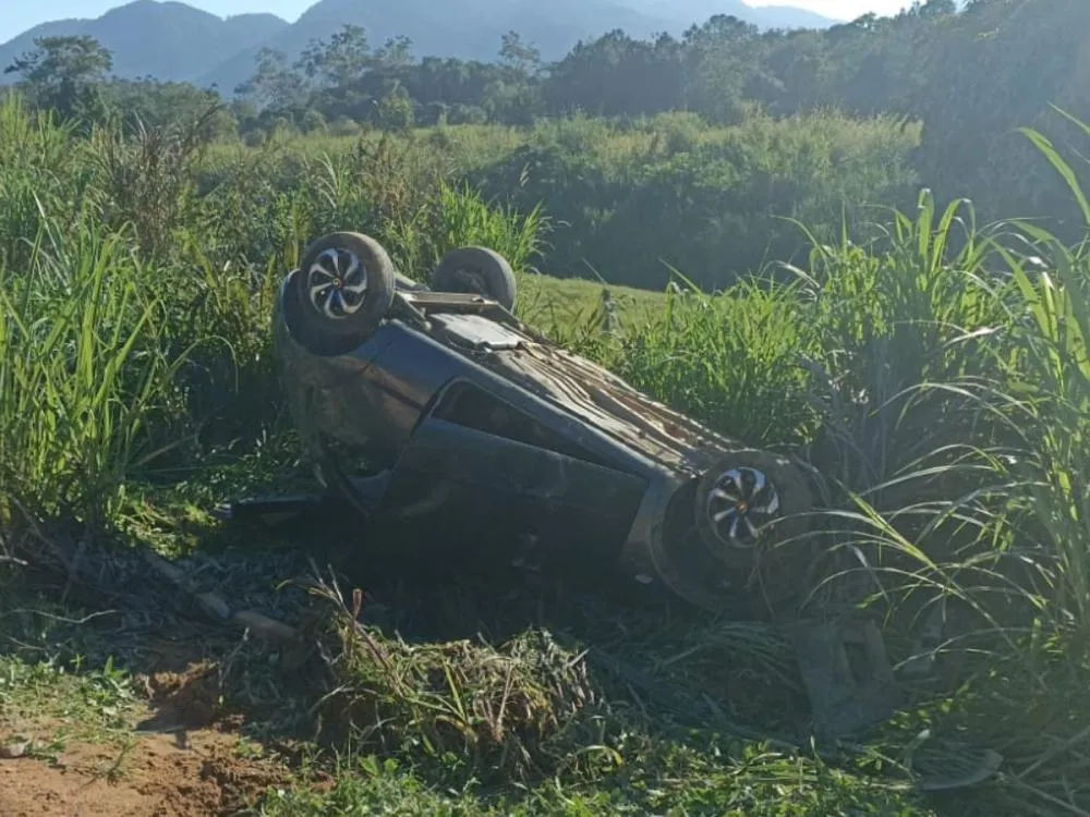 Motorista fica ferida após perder o controle do carro e capotar em Timbó