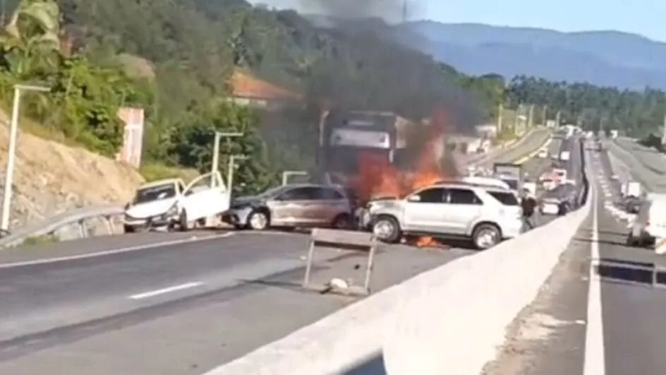 Homem morre em grave acidente envolvendo carreta e cinco carros na BR-470, em Indaial