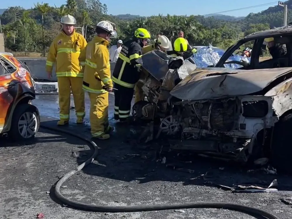 Vídeo: “Quando vi, já estava batendo nos carros”, diz motorista da carreta envolvida em acidente com morte na BR-470, em Indaial