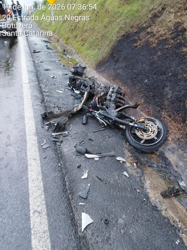 Motociclista fica gravemente ferido após acidente entre três veículos em Botuverá