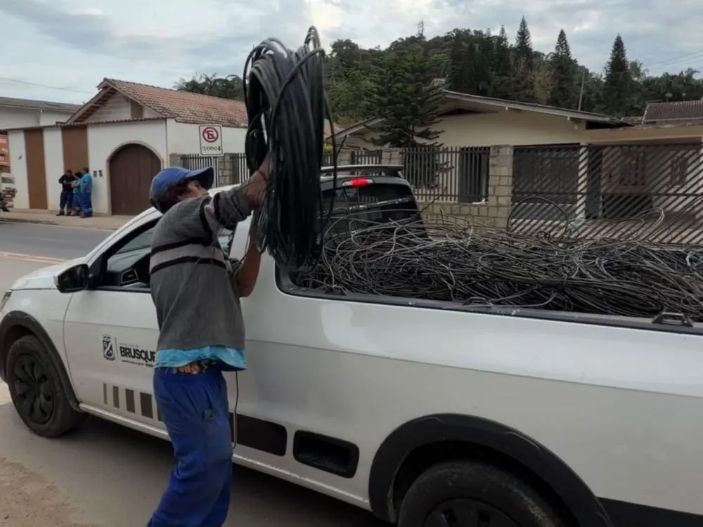 Ação retira meia tonelada de cabos sem uso de postes em Brusque