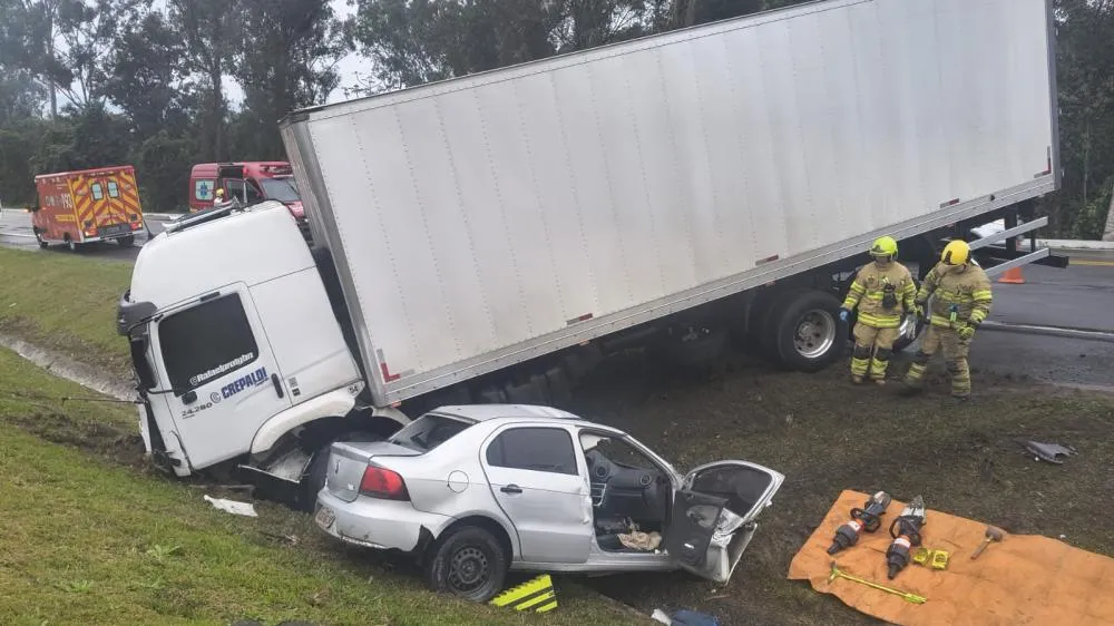 Acidente entre caminhão e dois carros deixa uma pessoa morta na BR-470, em Ibirama