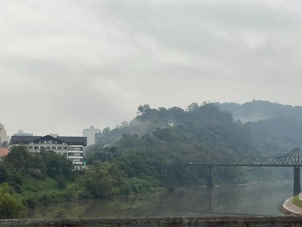 Sol predomina em Blumenau após manhã de nevoeiro; termômetros podem marcar até 22°C