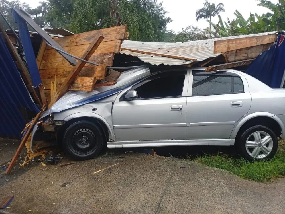 Teste do bafômetro aponta 0,81 mg/l e motorista é preso após acidente em Blumenau