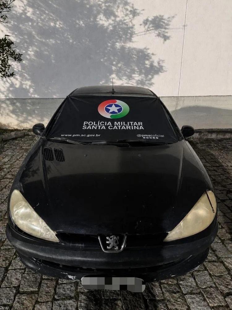 Homem é preso dirigindo carro furtado que comprou por R$ 3,2 mil no bairro Badenfurt