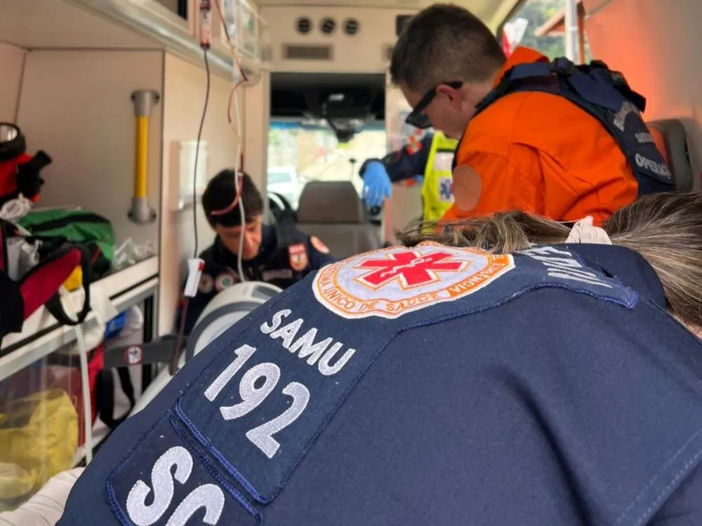 Atropelamento deixa idosa de 79 anos gravemente ferida e mobiliza Arcanjo-03 em Blumenau