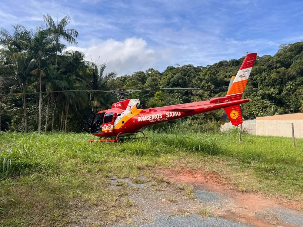 Idosa tem as duas mãos amputadas após ser atropelada por caminhão da coleta seletiva de lixo em Blumenau