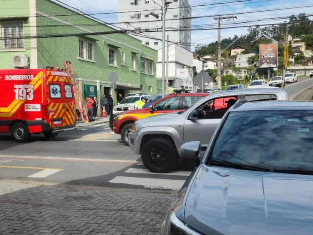 Trabalhador sofre choque elétrico em poste e mobiliza bombeiros em Blumenau