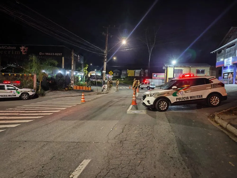 Operação no bairro Itoupava Norte resulta em 13 autuações e três veículos removidos