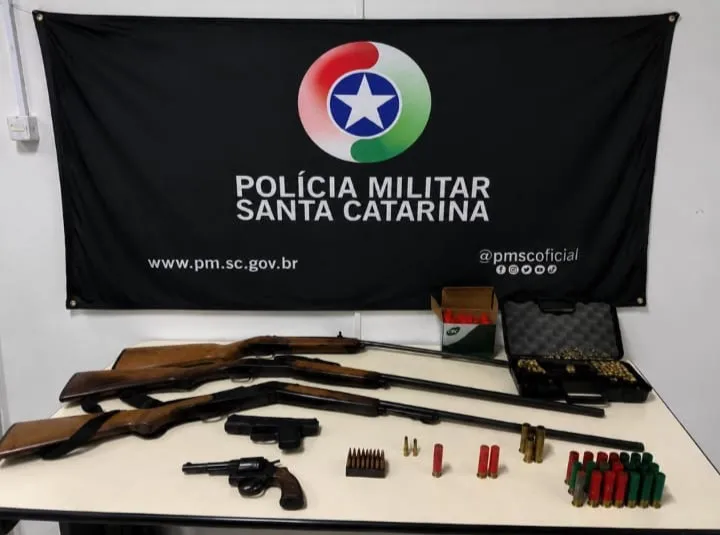 Homem é preso após disparar arma de fogo durante discussão em Blumenau