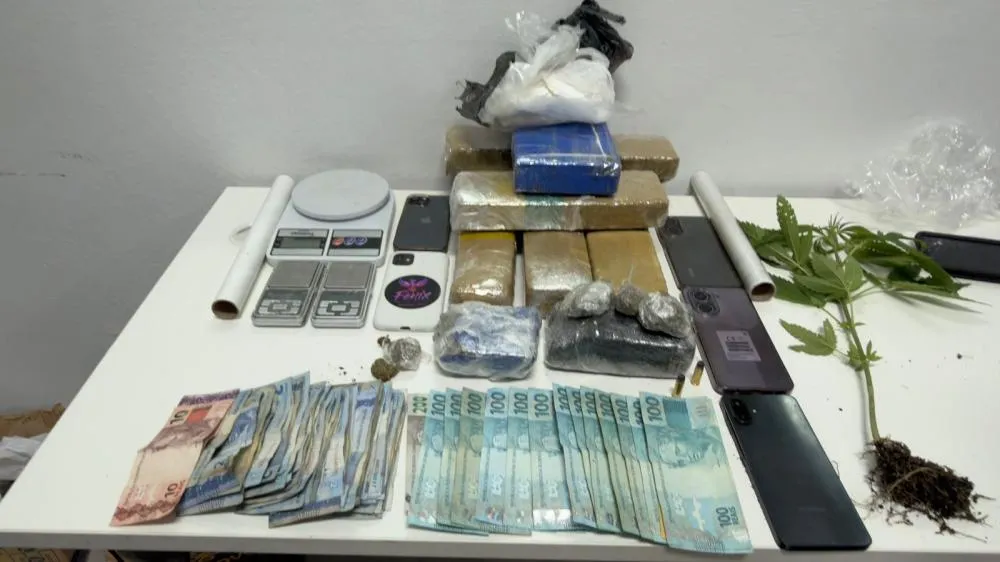 Polícia apreende mais de 8 kg de drogas e prende quatro pessoas em Aurora