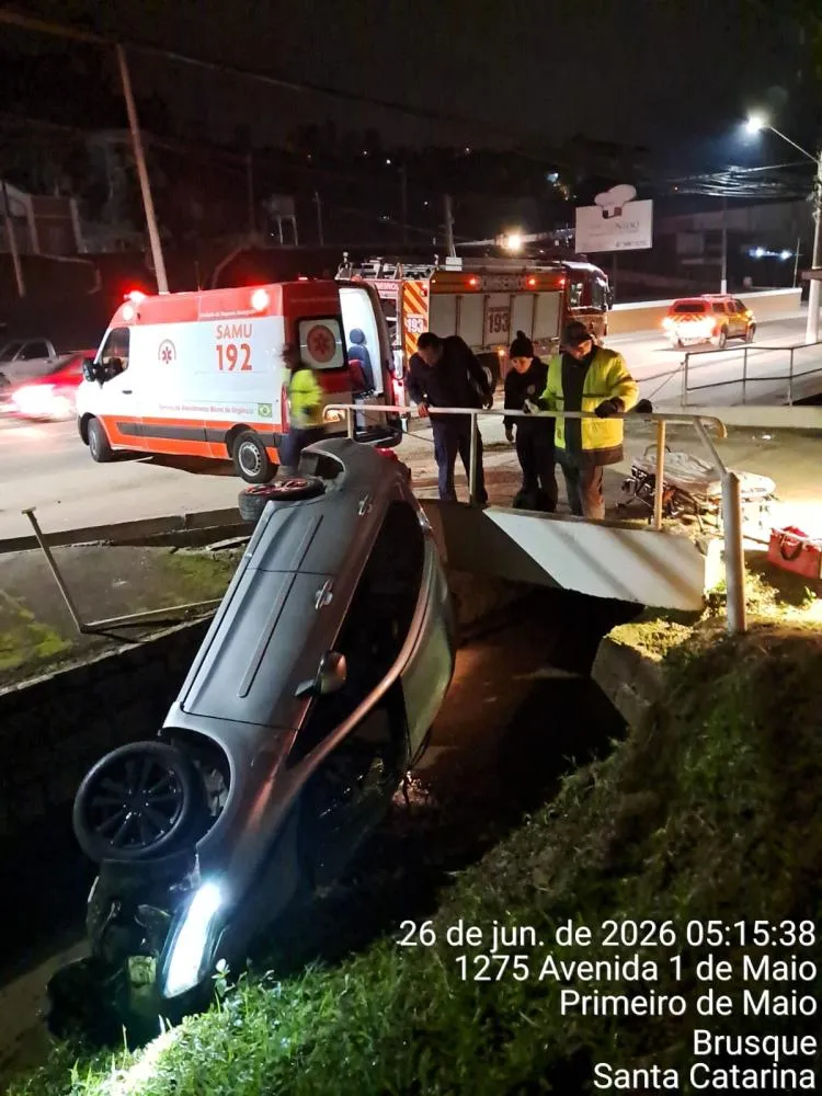 Motorista é ejetado após carro capotar dentro de ribeirão em Brusque